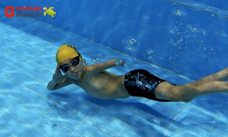 Türkiye'de Tanıştığı Yüzme Sporuyla Engelleri Aşıyor.
