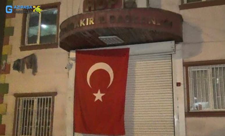HDP İl Binasına Dev Türk Bayrağı Astılar...